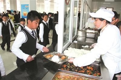 浑南区机关餐饮服务中心服务的35所学校食堂实现明厨亮灶