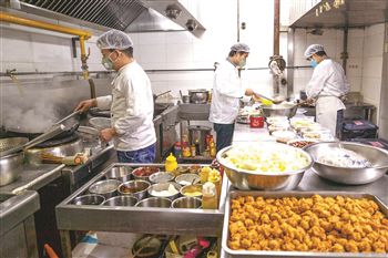 美食城临时改建暖心厨房 为职工居民提供餐饮服务
